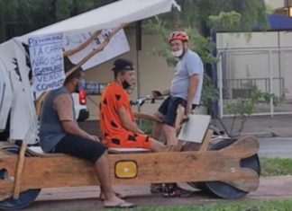 Amigos contruíram carro dos Flintstones para protestar contra o preço dos combustíveis.