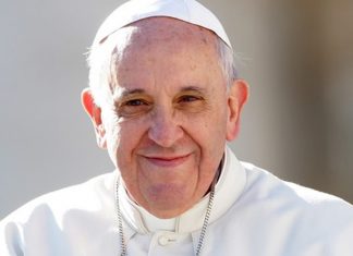 Papa pede para que pais “não condenem” filhos gays