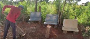 resilienciamag.com - Sozinho, pai constrói ponto de ônibus para seus filhos e colegas se protegerem do Sol, em MG