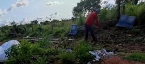 resilienciamag.com - Sozinho, pai constrói ponto de ônibus para seus filhos e colegas se protegerem do Sol, em MG