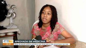 resilienciamag.com - Adolescente que estudou em escola pública passa em Medicina graças aos livros que sua mãe encontrou no lixo.