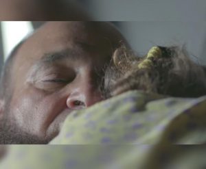 resilienciamag.com - Esperança: Homem dedica sua vida a adotar crianças com doenças terminais.