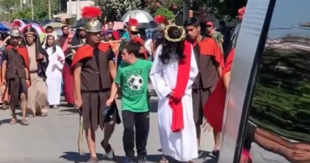 Menino com síndrome de Down viu “Jesus” sendo chicoteado e correu para ajudá-lo