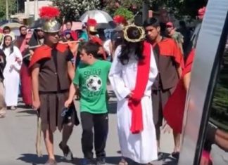 Menino com síndrome de Down viu “Jesus” sendo chicoteado e correu para ajudá-lo