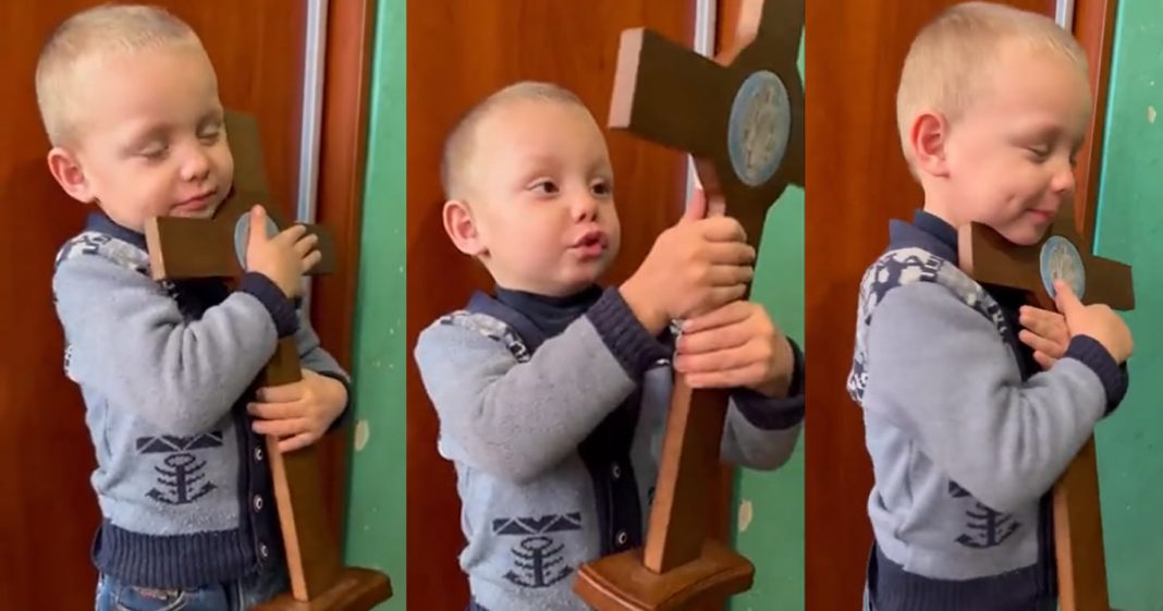 menino-ucraniano-viraliza-ao-abracar-crucifixo-e-rezar-pela-paz