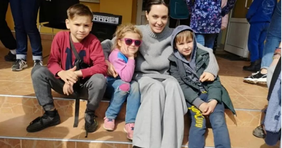 Angelina Jolie viaja até a Ucrânia para ajudar crianças “Elas devem estar em choque”.