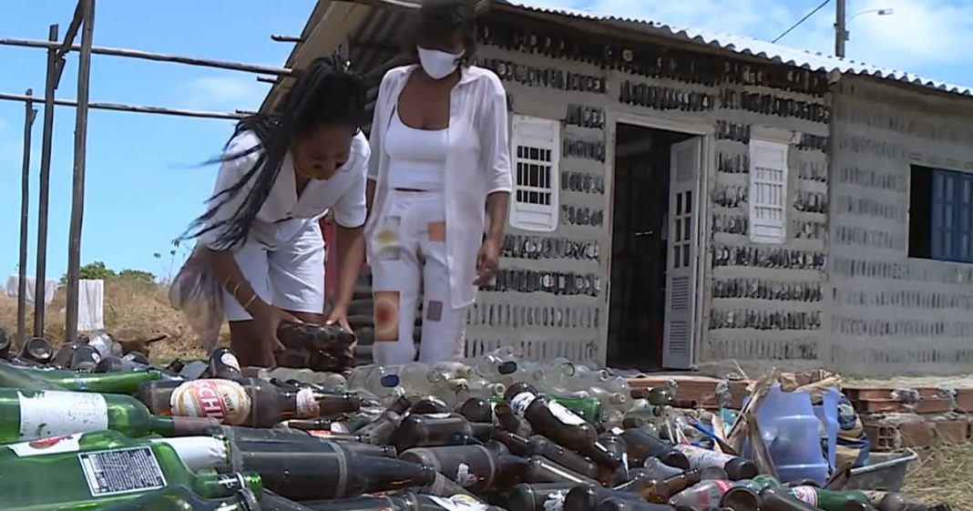 Mãe e filha conquistam o sonho da casa própria com garrafas recolhidas do lixo
