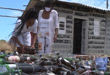 mae-e-filha-constroem-casa-com-garrafas-recolhidas-do-lixo