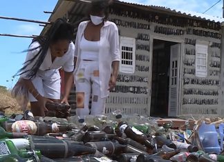 mae-e-filha-constroem-casa-com-garrafas-recolhidas-do-lixo