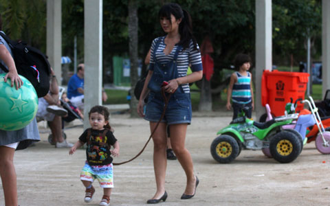 Mães são criticadas por usarem “coleira infantil” nos filhos. Você usaria?