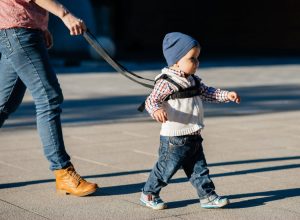 resilienciamag.com - Mães são criticadas por usarem “coleira infantil” nos filhos. Você usaria?