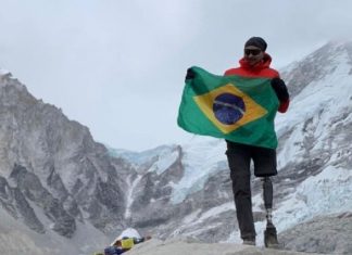 Goiano chega à base do Everest após vencer câncer 5 vezes e amputar perna