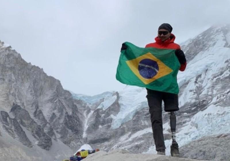 Goiano chega à base do Everest após vencer câncer 5 vezes e amputar perna