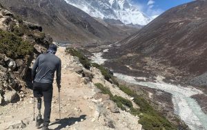 resilienciamag.com - Goiano chega à base do Everest após vencer câncer 5 vezes e amputar perna