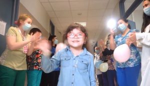 resilienciamag.com - “O melhor dia da minha vida”: Criança que passou a vida inteira em um hospital, finalmente, recebe alta e vai para casa.