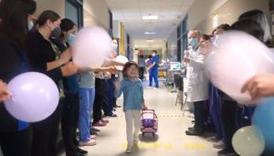 o-melhor-dia-da-minha-vida-crianca-que-passou-a-vida-inteira-em-um-hospital-finalmente-recebe-alta-e-vai-para-casa2