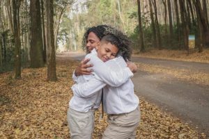 resilienciamag.com - Padre batiza 5 irmãos adotados por dois pais no interior de SP