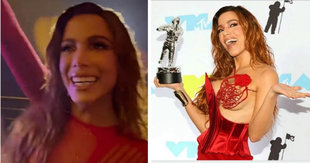 Anitta faz história e veste vermelho para receber o prêmio do VMN