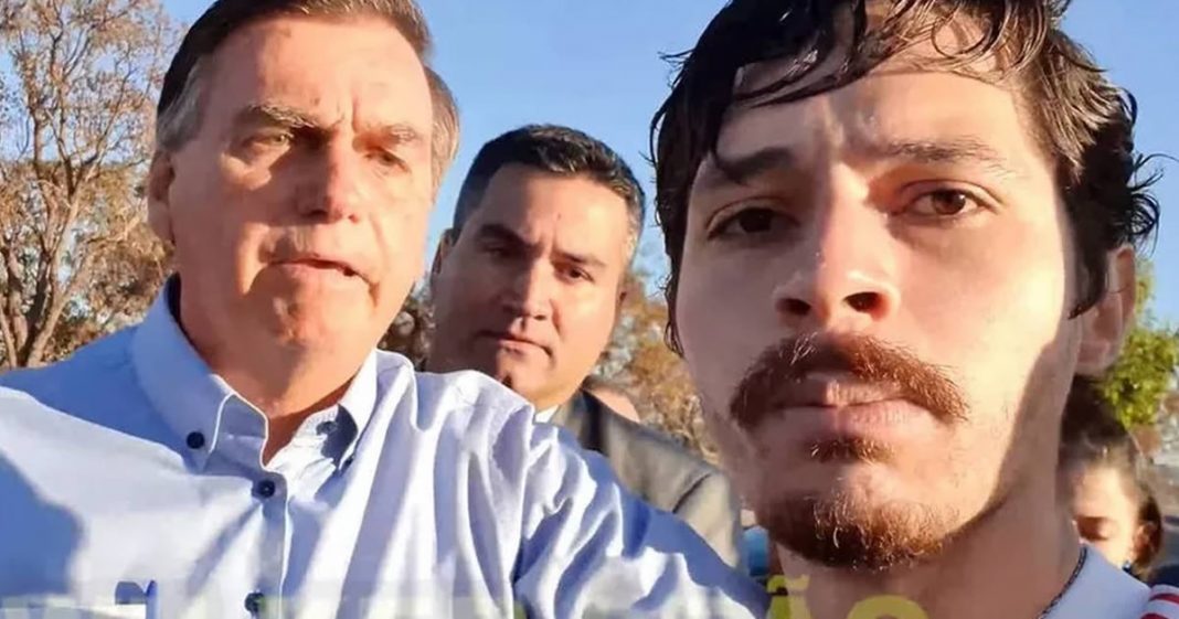 Bolsonaro se irrita ao ser chamado de ‘tchutchuca do Centrão’ e tenta tomar celular de youtuber;