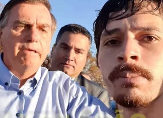 Bolsonaro se irrita ao ser chamado de ‘tchutchuca do Centrão’ e tenta tomar celular de youtuber;