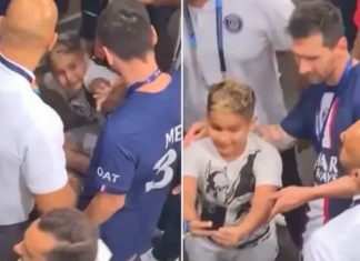 Messi afasta seguranças e tira selfie com menino que invadiu o campo. VÍDEO