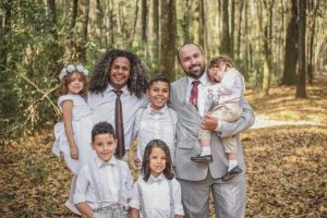 resilienciamag.com - Padre batiza 5 irmãos adotados por dois pais no interior de SP