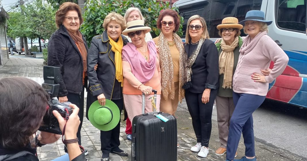 Grupo de idosas viajam a Maceió para comemorar os 87 anos da amiga mais velha. “Minha cura”.