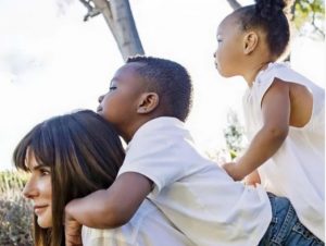 resilienciamag.com - "Você não tem que dar à luz alguém para ter uma família", disse Sandra Bullok.