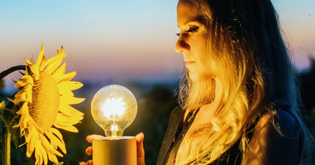 Antes de se deixar contaminar com o pior dos outros, se preencha com a sua luz.