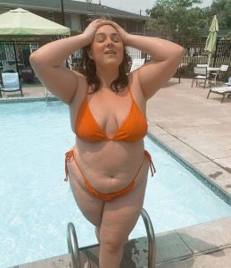 resilienciamag.com - Mulher diz que vai continuar comendo apesar de "poder ​​morrer" por não se cuidar: "Sou gorda e sexy"