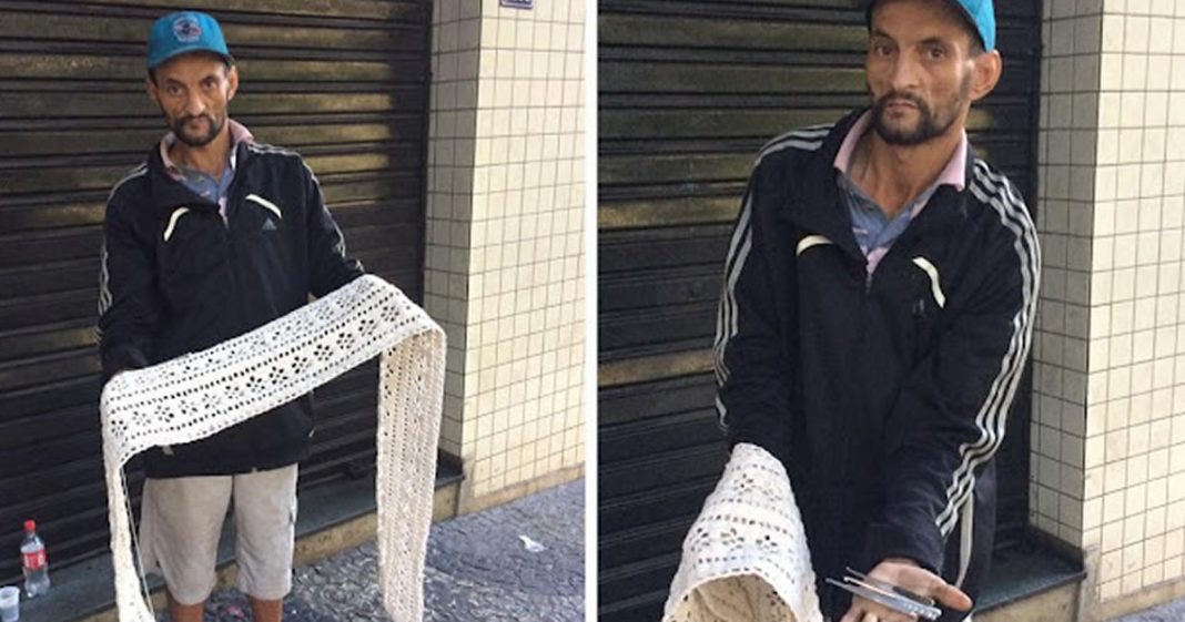 morador-de-rua-sobrevive-fazendo-trico-e-croche-com-agulhas-feitas-por-ele-mesmo