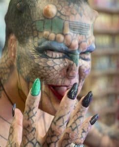 resilienciamag.com - Mulher transexual tirou as orelhas e cortou o nariz para parecer um dragão: "Sou réptil"
