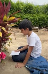 resilienciamag.com - Criança faz tarefas no túmulo da mãe e mostra diariamente suas anotações: "Ela tem muito orgulho de mim"