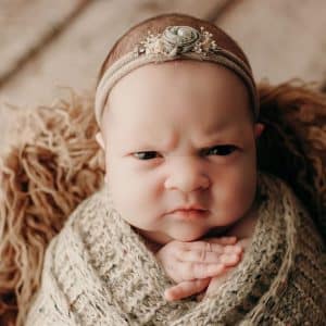 resilienciamag.com - Conheça Luna, a bebê que nasceu brava e não fica feliz em nenhuma foto.
