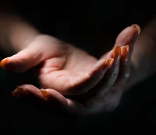 seria-incrivel-se-as-pessoas-parassem-de-tentar-curar-nos-outros-o-que-ainda-nao-curaram-em-si-mesmas