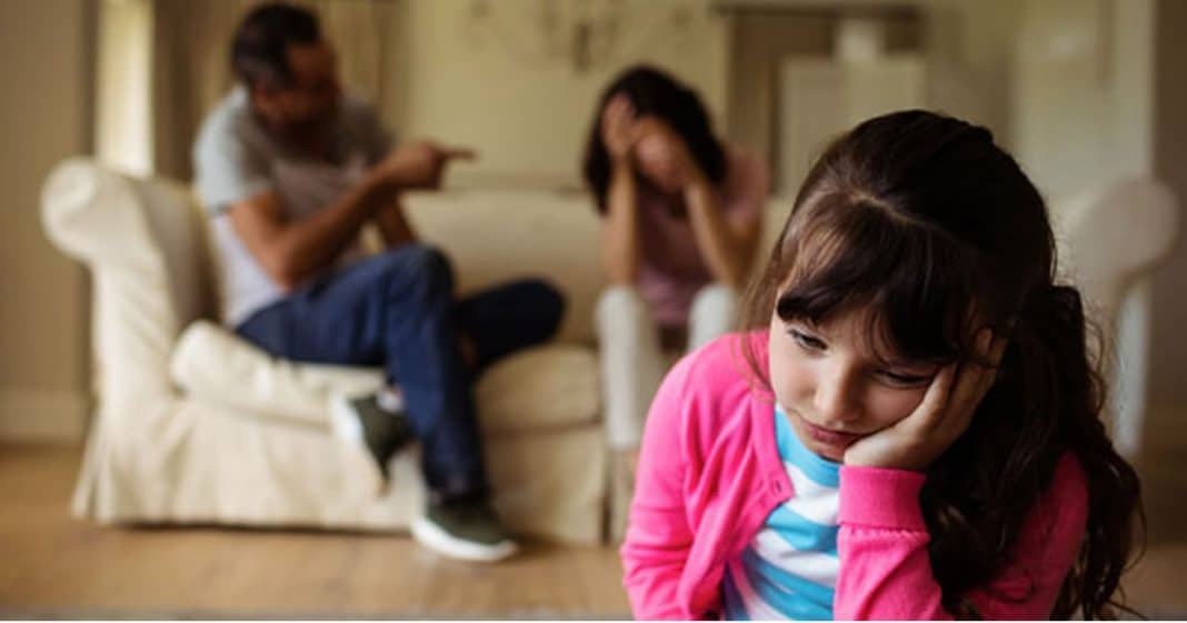“Brigar na frente dos filhos pode causar danos duradouros às crianças”, afirma estudo.