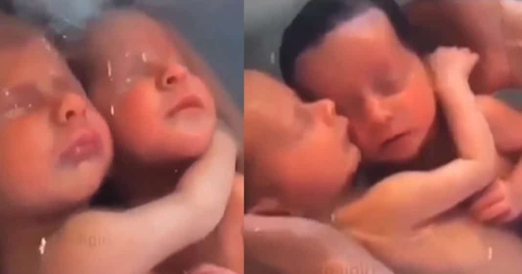 Gêmeos nascem abraçados e não percebem que nasceram!