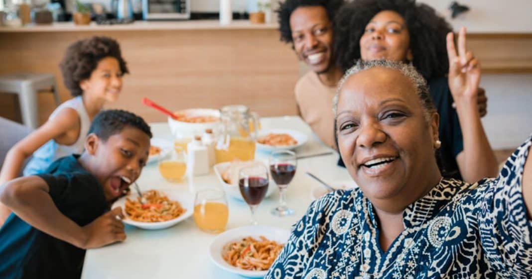 Você acha normal que filhos adultos vivam com os pais?