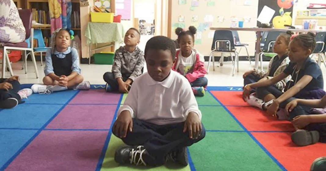 Escola primária substituiu a detenção pela meditação – e os resultados são surpreendentes!