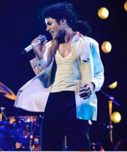 resilienciamag.com - Sobrinho de Michael Jackson, interpreta o cantor em filme biográfico. Semelhança impressiona.