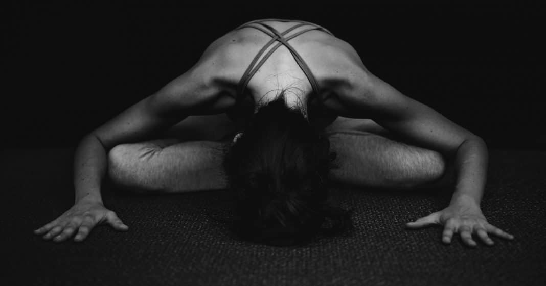 Na era virtual, muitos estão praticando yoga sob o controle do ego.