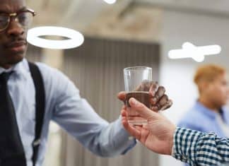Aceitar ou recusar um copo d’água pode ser decisivo em uma entrevista de emprego; Entenda