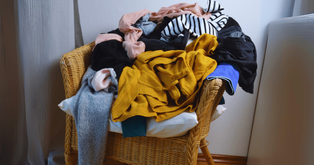 Você acumula roupas em cima da cadeira? Descubra o que a psicologia diz sobre esse hábito