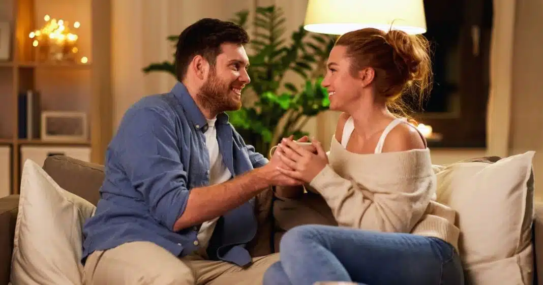 o-habito-surpreendente-que-so-os-casais-mais-felizes-compartilham O hábito surpreendente que só os casais mais felizes compartilham