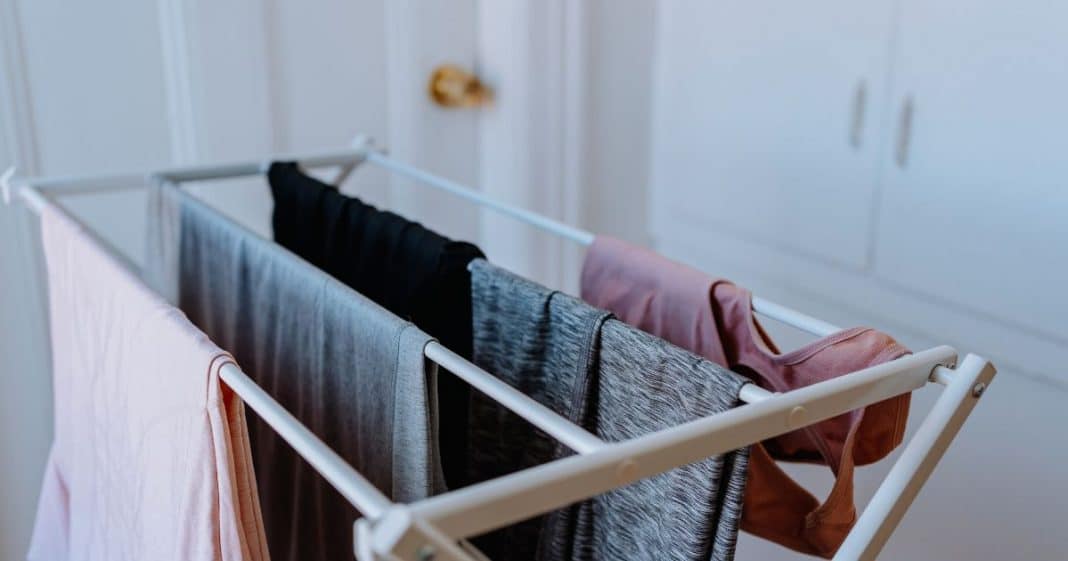 Secar roupas dentro de casa pode estar afetando sua saúde; Entenda