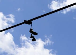 Por que tênis são pendurados em fios de energia? Entenda os significados por trás desse fenômeno urbano