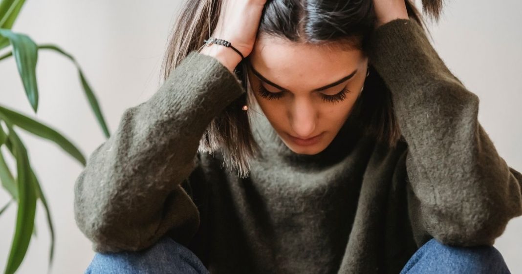 10 Sinais de que você está atraindo negatividade sem saber (e como mudar isso)