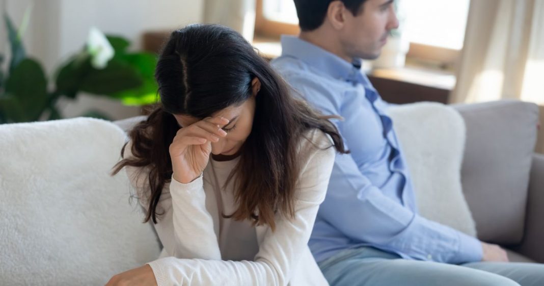 15 Sinais de um relacionamento emocionalmente abusivo que muitos ignoram