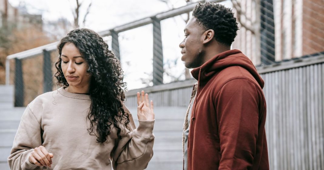 7 Coisas que as mulheres fazem quando estão cansadas do relacionamento
