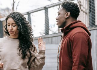 7 Coisas que as mulheres fazem quando estão cansadas do relacionamento